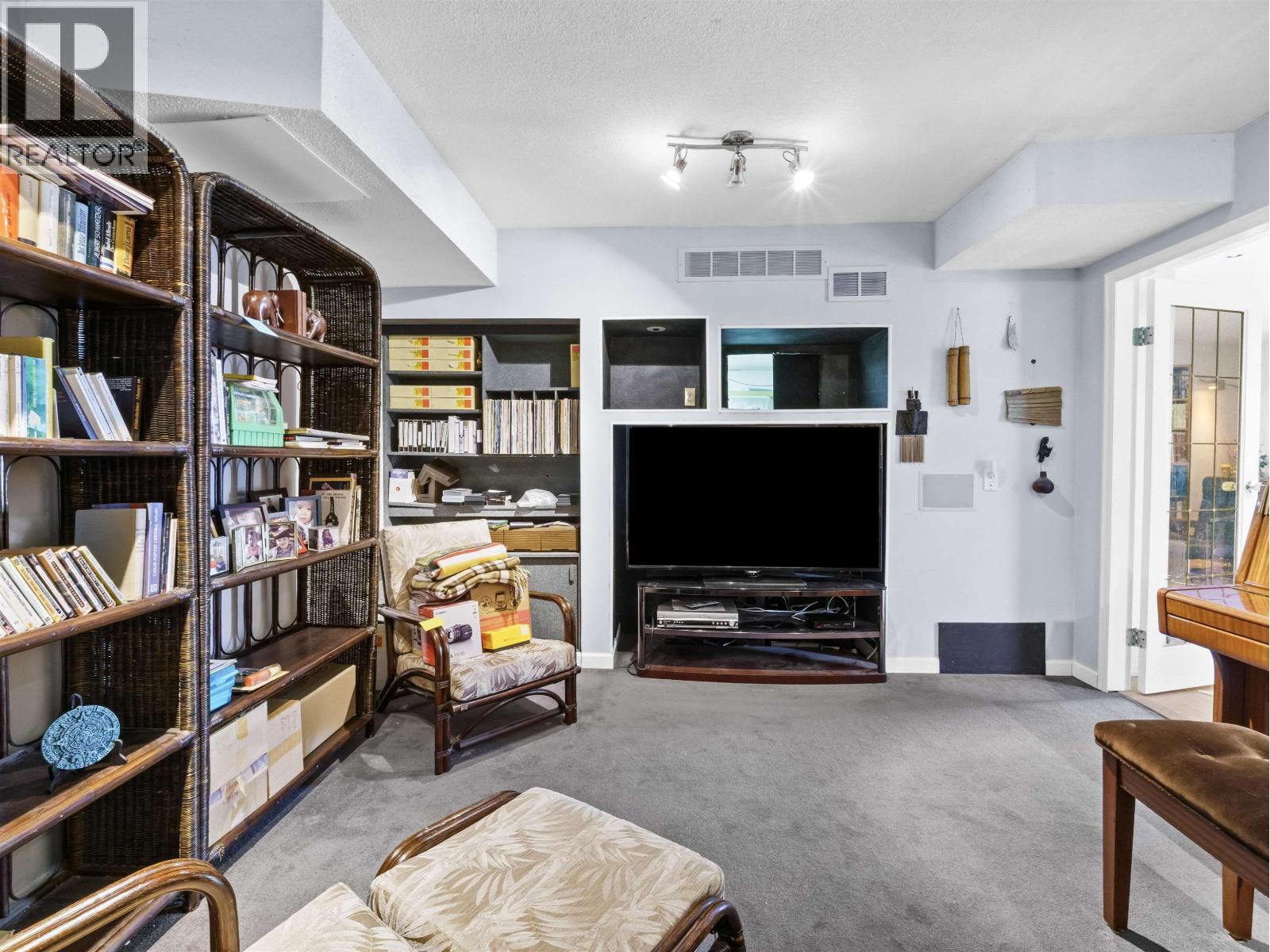 998 FAIRWAY DRIVE