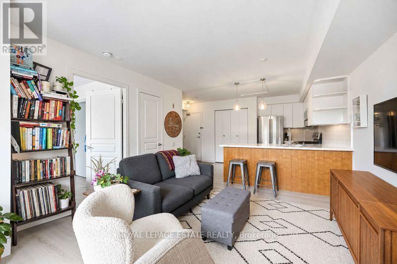203 - 140 Bathurst Avenue, Toronto, Ontario  M5V 3N8 - Photo 2 - C13840882