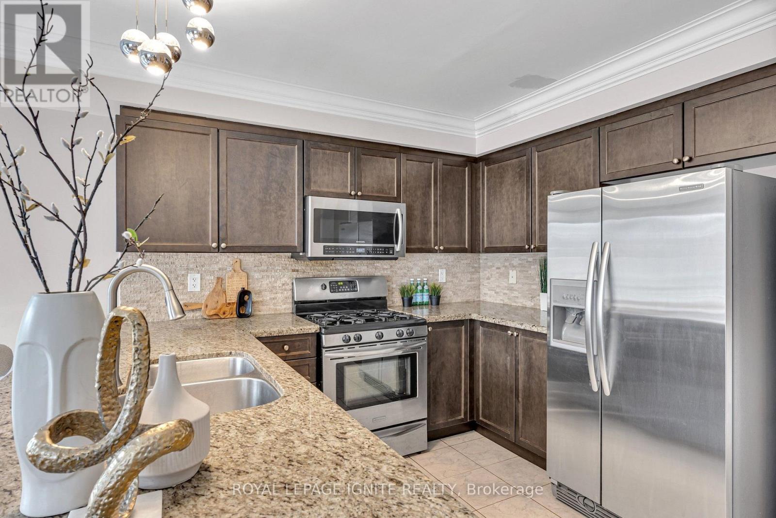 18 Feint Drive, Ajax, Ontario  L1T 0E5 - Photo 7 - E13840840
