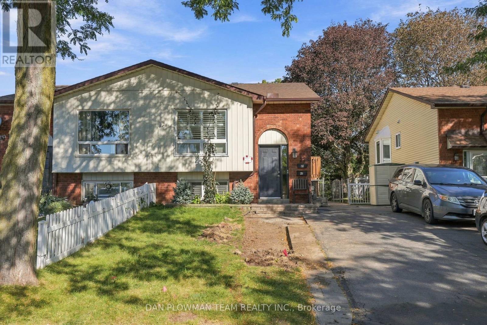 228 Medina Court, Oshawa, Ontario  L1J 7E1 - Photo 2 - E13840846