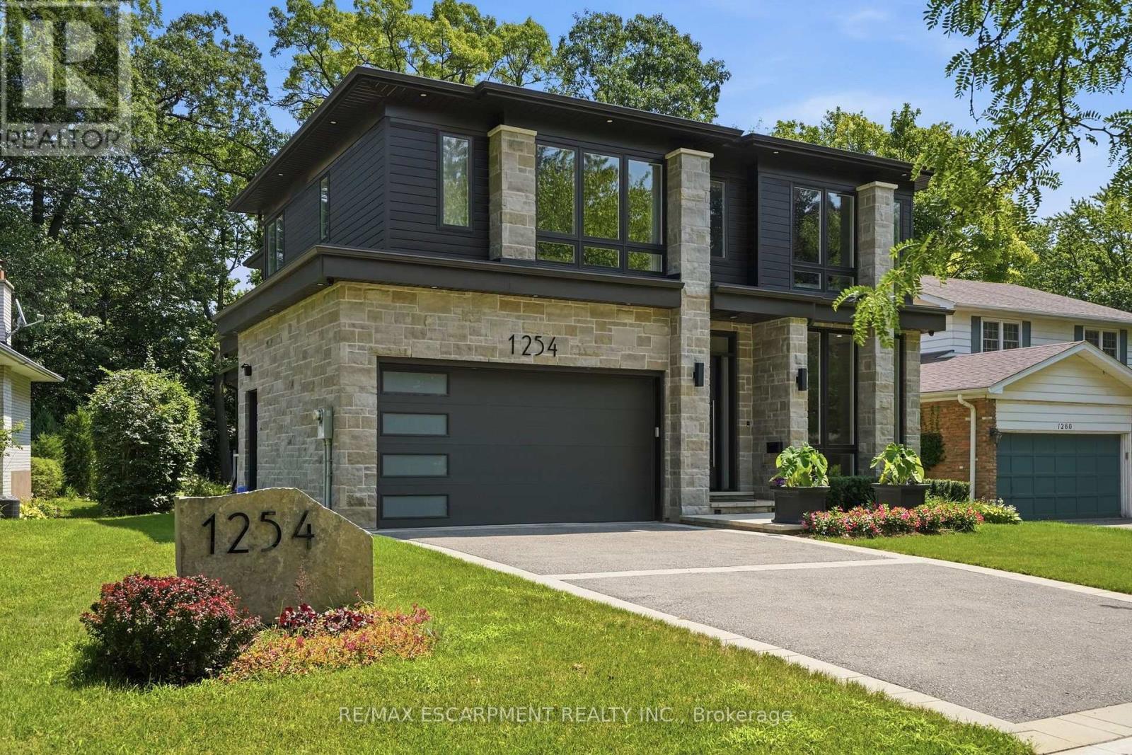 1254 Bramblewood Lane, Mississauga, Ontario  L5H 1M1 - Photo 2 - W13840898