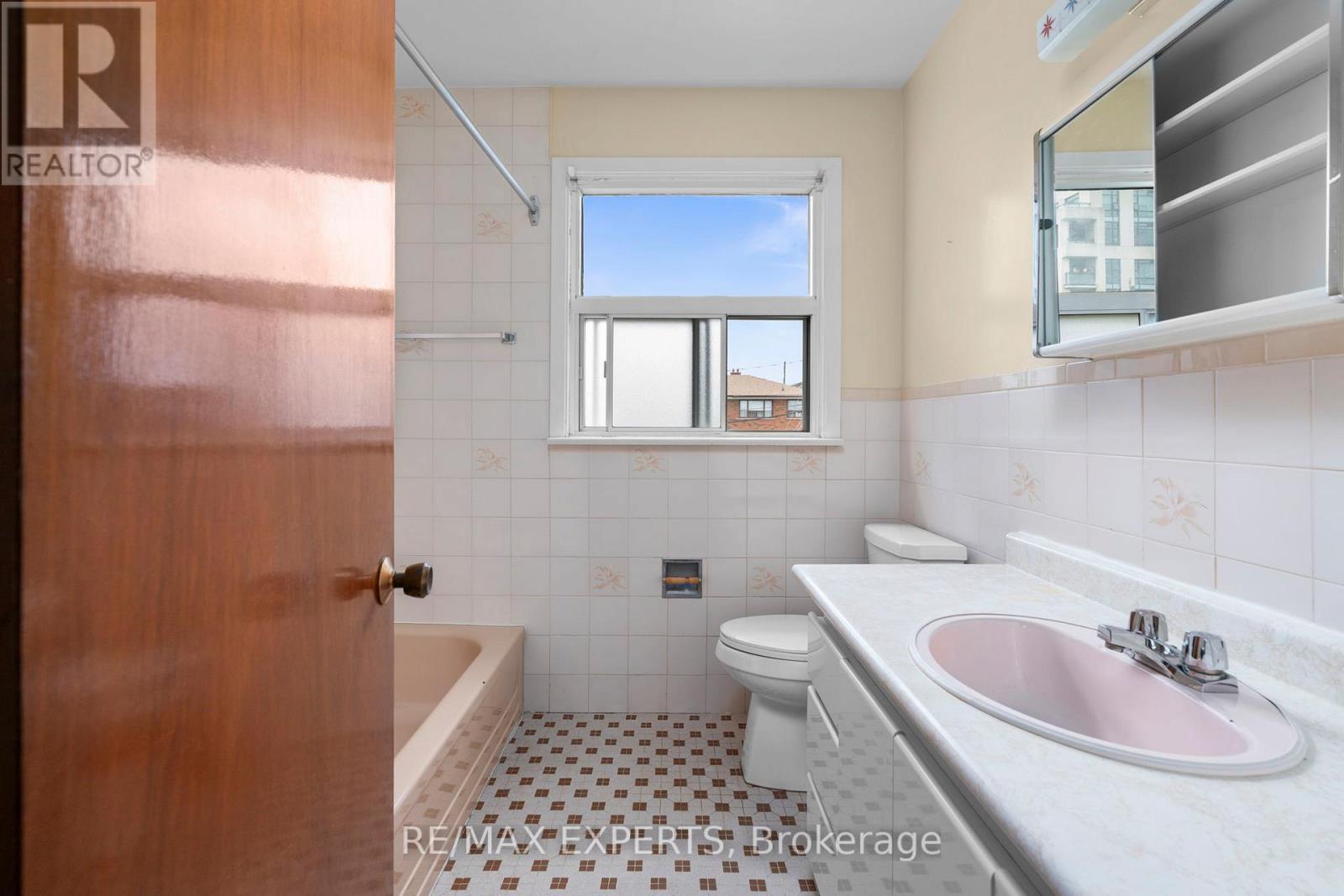 2 Donofree Road, Toronto, Ontario  M6L 2P5 - Photo 22 - W13840932