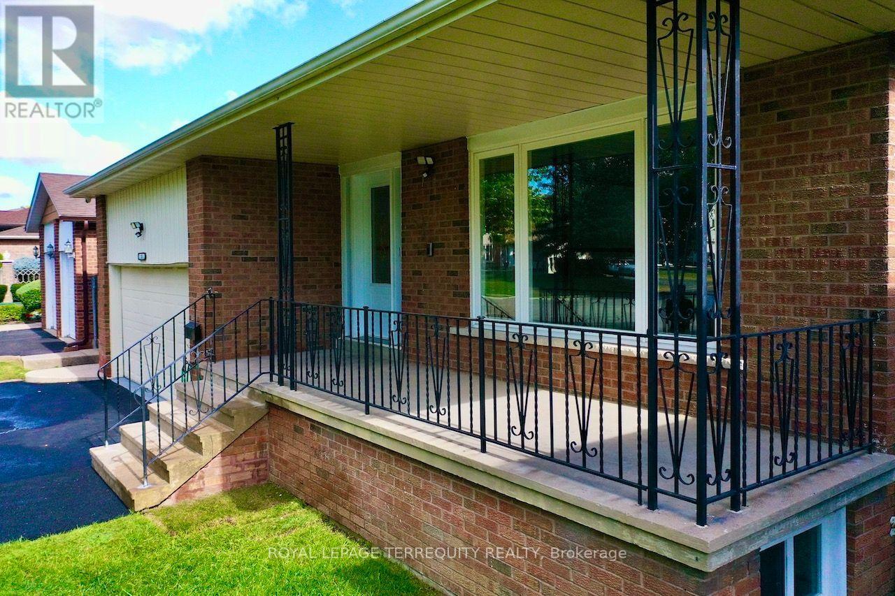Upper Level - 13 Milford Crescent, Brampton, Ontario  L6S 3E3 - Photo 3 - W13840938