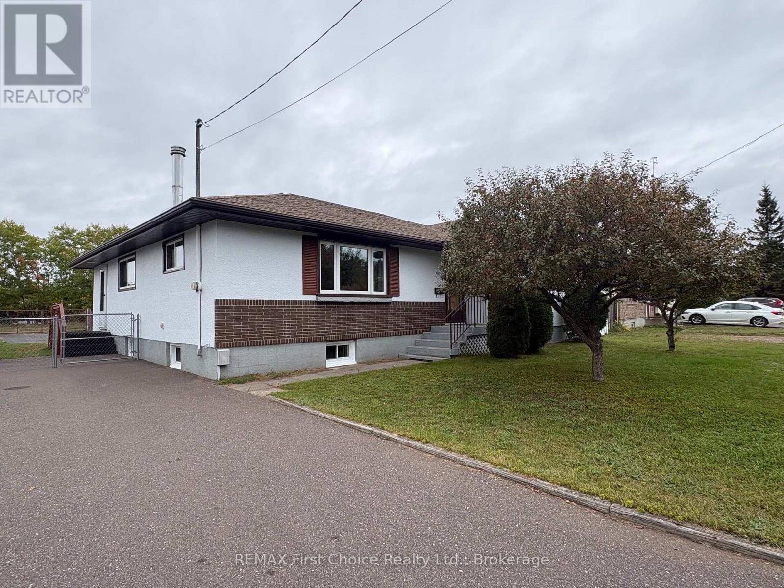 69 Matthews St. Street, Thunder Bay, Ontario  P7A 3K8 - Photo 2 - X13841182