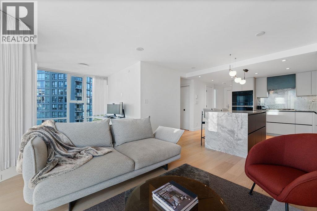 2607 583 BEACH CRESCENT