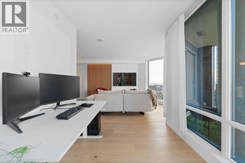 2607 583 BEACH CRESCENT