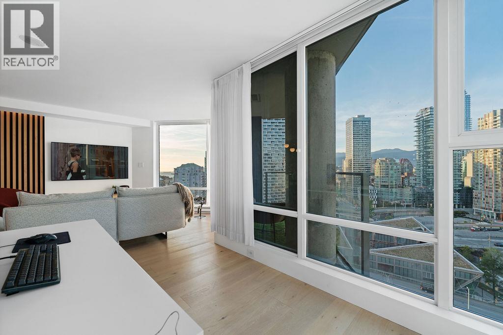 2607 583 BEACH CRESCENT