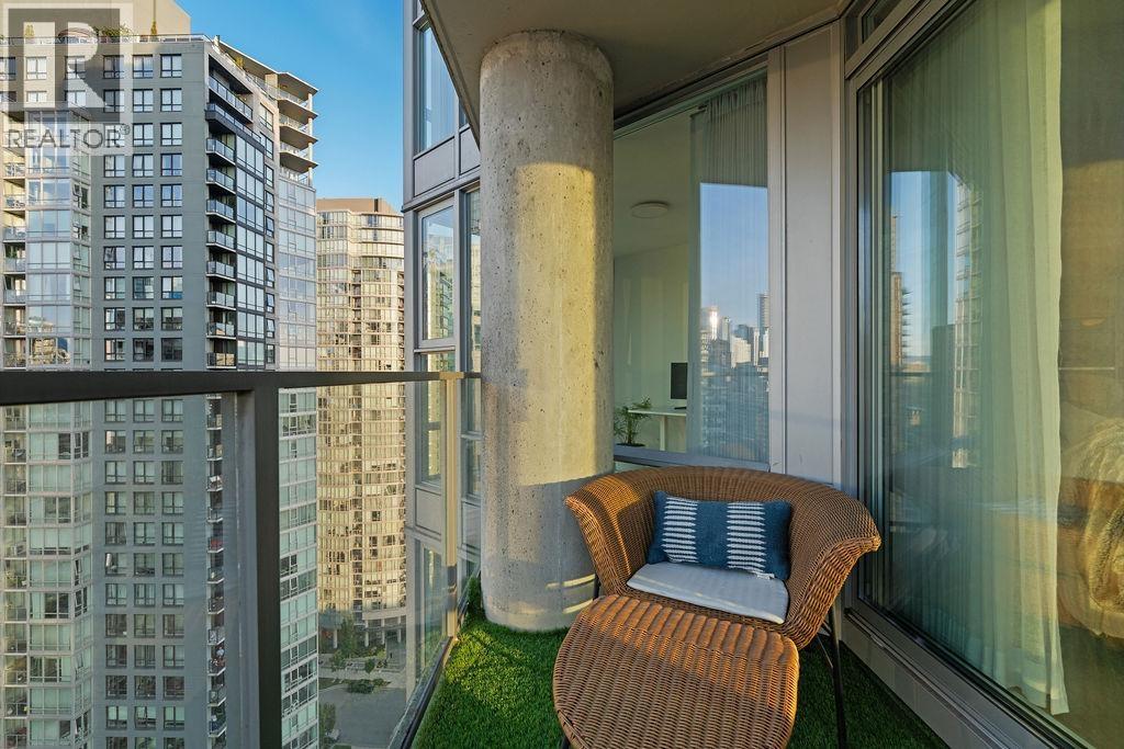 2607 583 BEACH CRESCENT