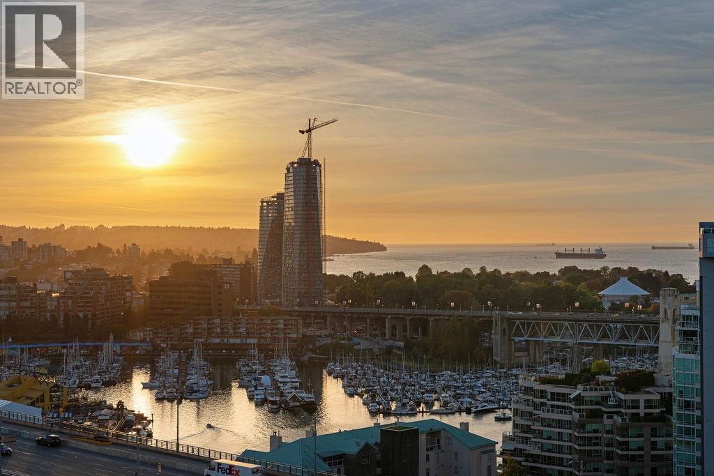 2607 583 BEACH CRESCENT