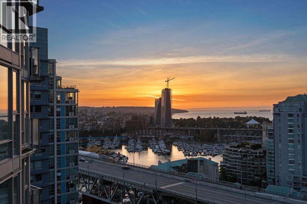 2607 583 BEACH CRESCENT