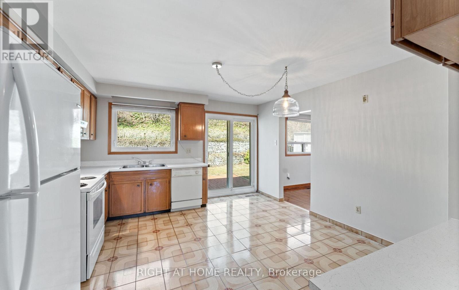 41 Knoll Drive, Toronto, Ontario  M9A 4G9 - Photo 11 - W13219232