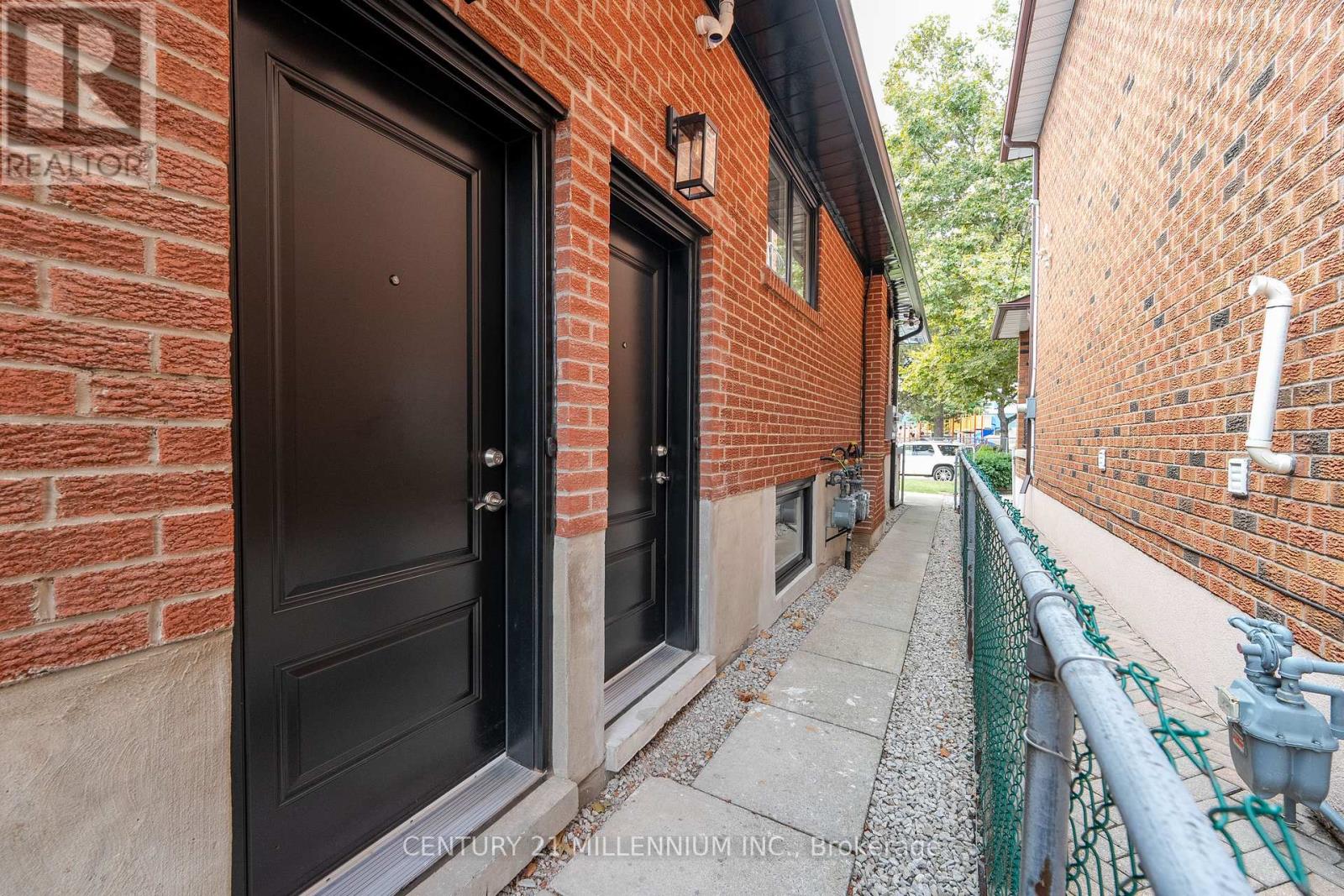 C - 31 Mariposa Avenue, Toronto, Ontario  M6N 4A1 - Photo 2 - W13745534