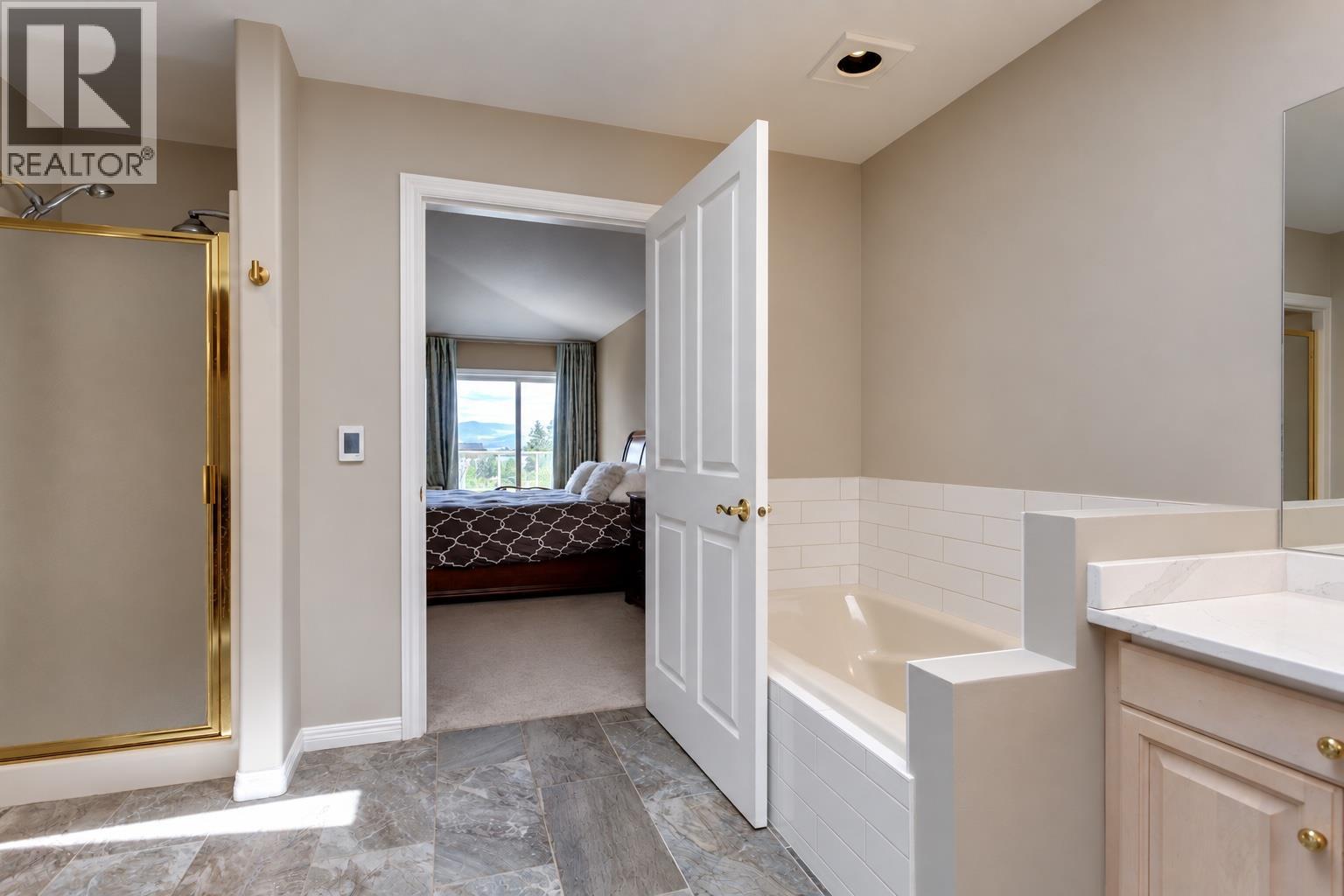 4074 Gellatly Road Unit# 221