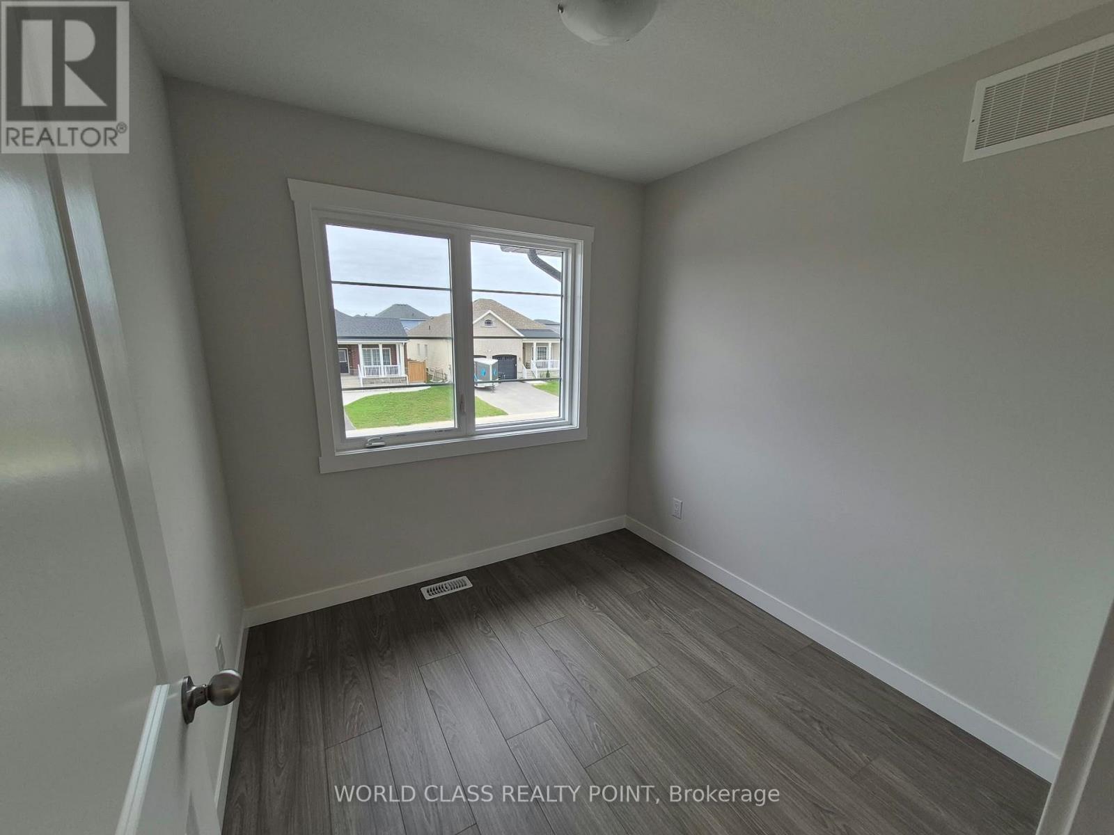8 Beverly Street, Springwater, Ontario  L0L 1P0 - Photo 4 - S13837868