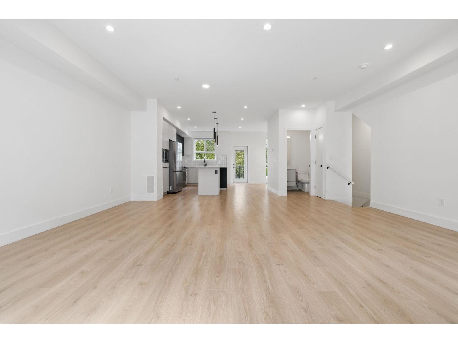 26 7670 207 STREET