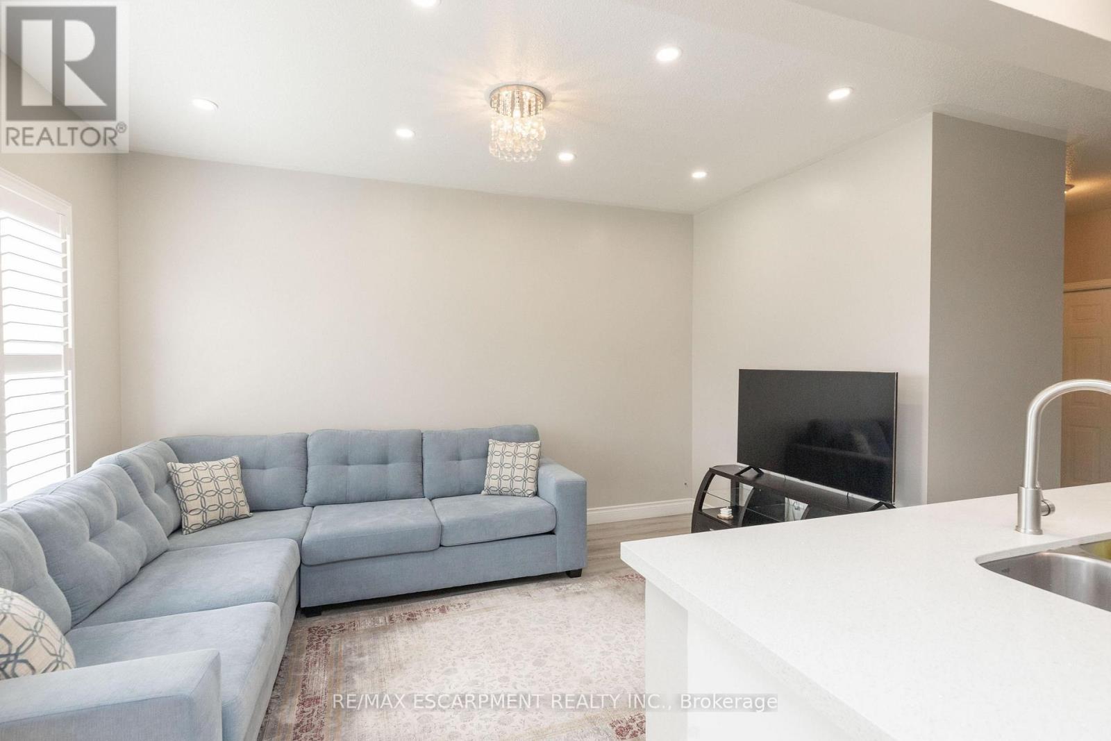 73 Appleblossom Drive, Hamilton, Ontario  L9C 7W3 - Photo 5 - X13841208