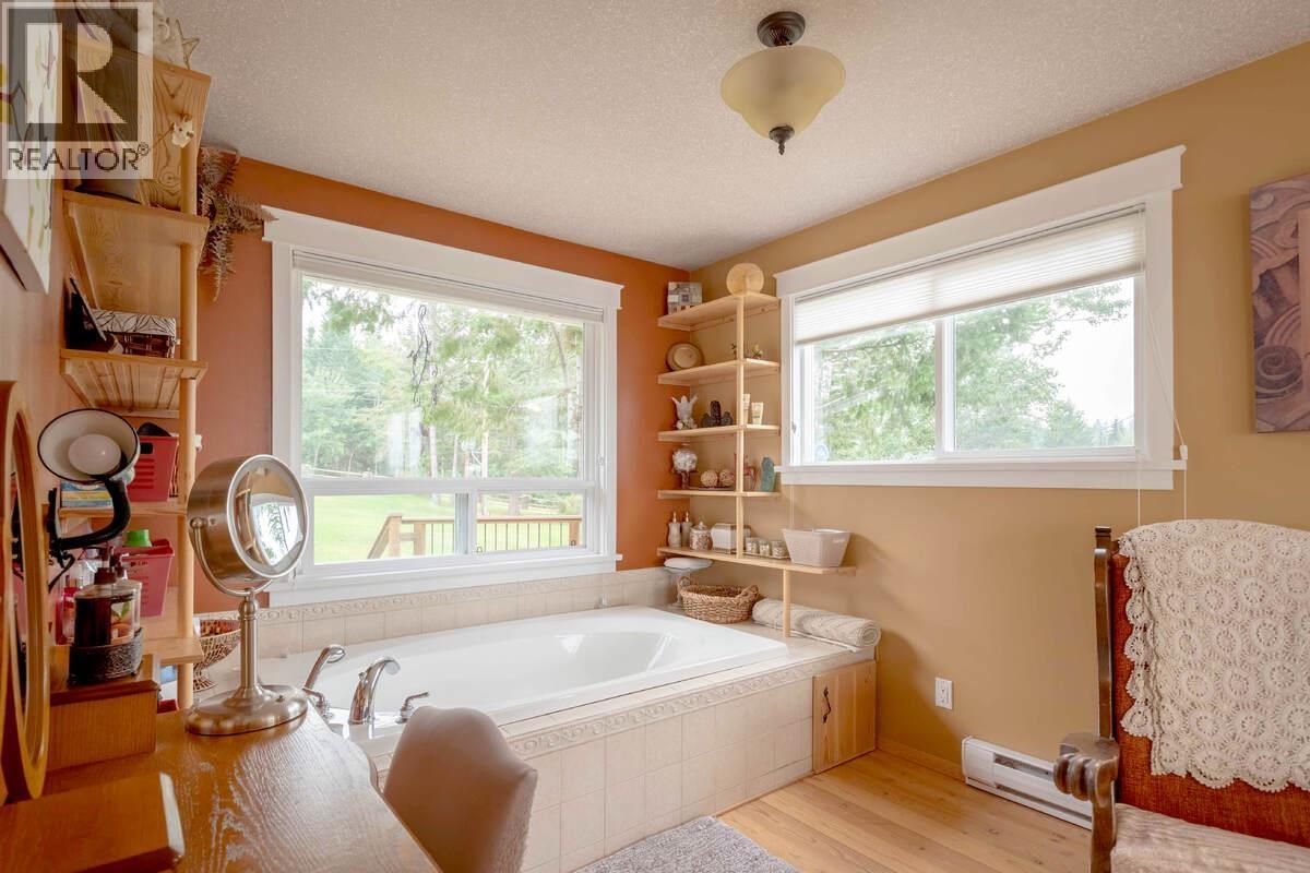 4803 Lakeview Road, Lac La Hache, British Columbia  V0K 1T0 - Photo 8 - R3170799