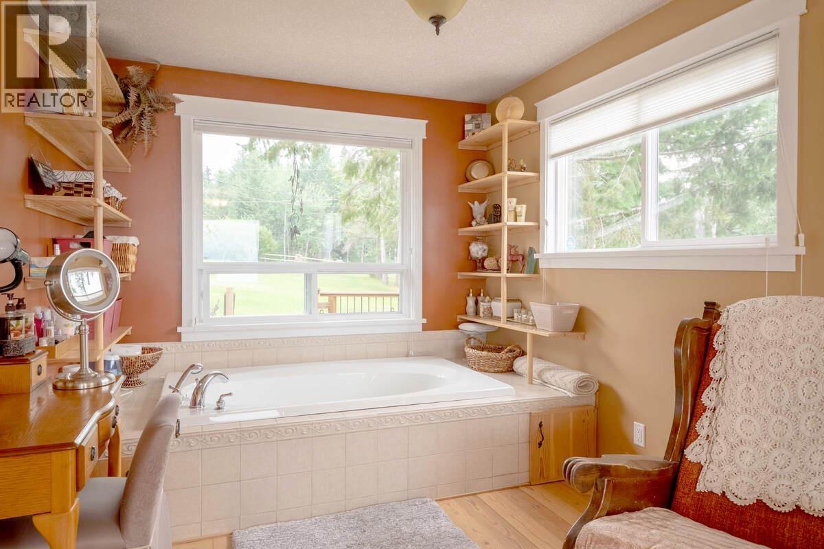 4803 Lakeview Road, Lac La Hache, British Columbia  V0K 1T0 - Photo 9 - R3170799