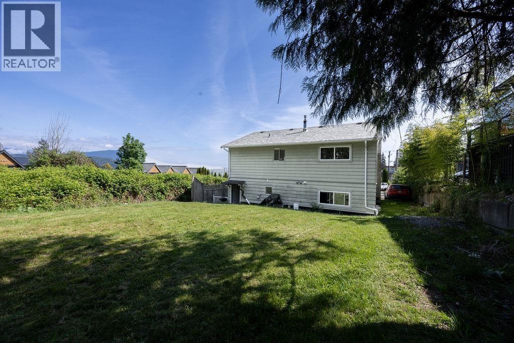 710 Gibsons Way, Gibsons, British Columbia  V0N 1V9 - Photo 2 - R3121623