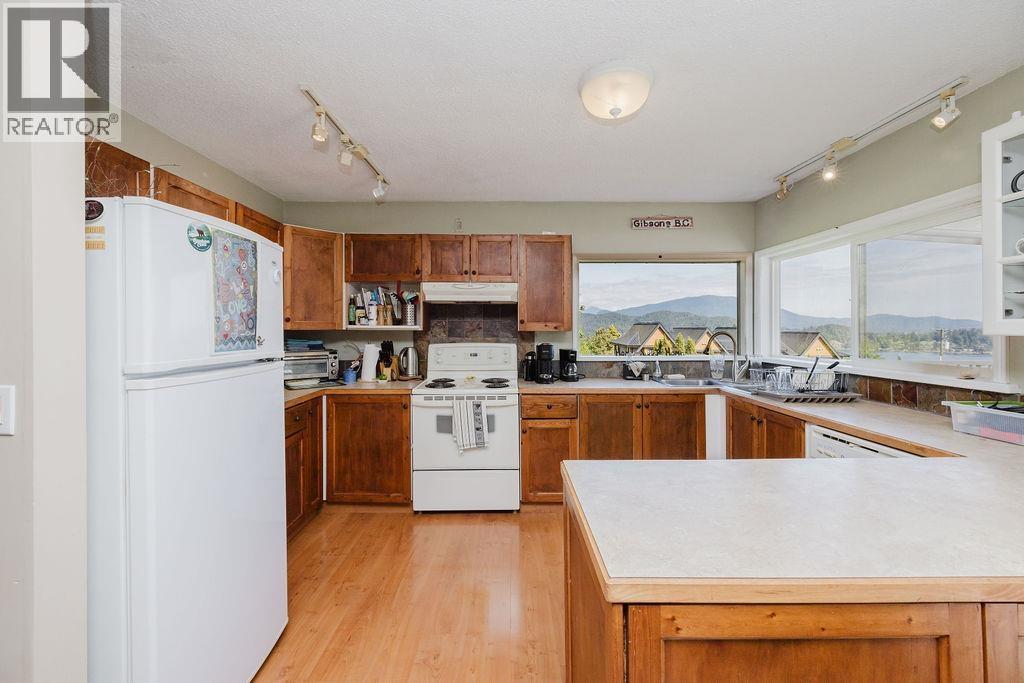 710 Gibsons Way, Gibsons, British Columbia  V0N 1V9 - Photo 9 - R3121623