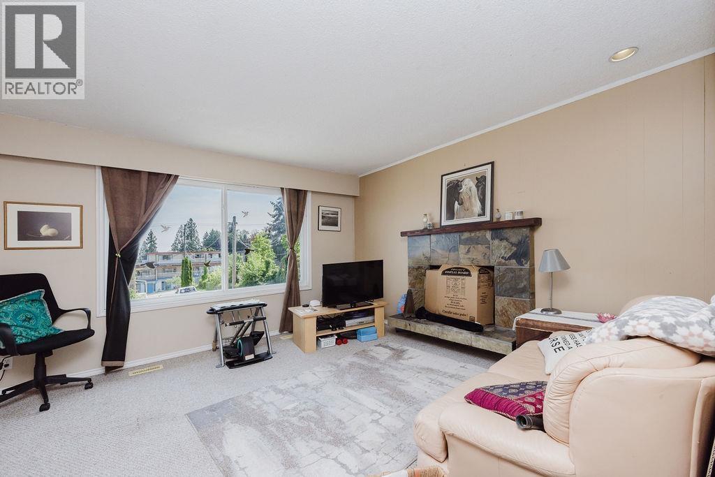 710 Gibsons Way, Gibsons, British Columbia  V0N 1V9 - Photo 13 - R3121623