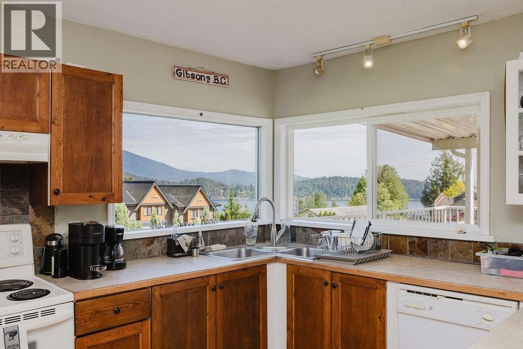 710 Gibsons Way, Gibsons, British Columbia  V0N 1V9 - Photo 7 - R3121623