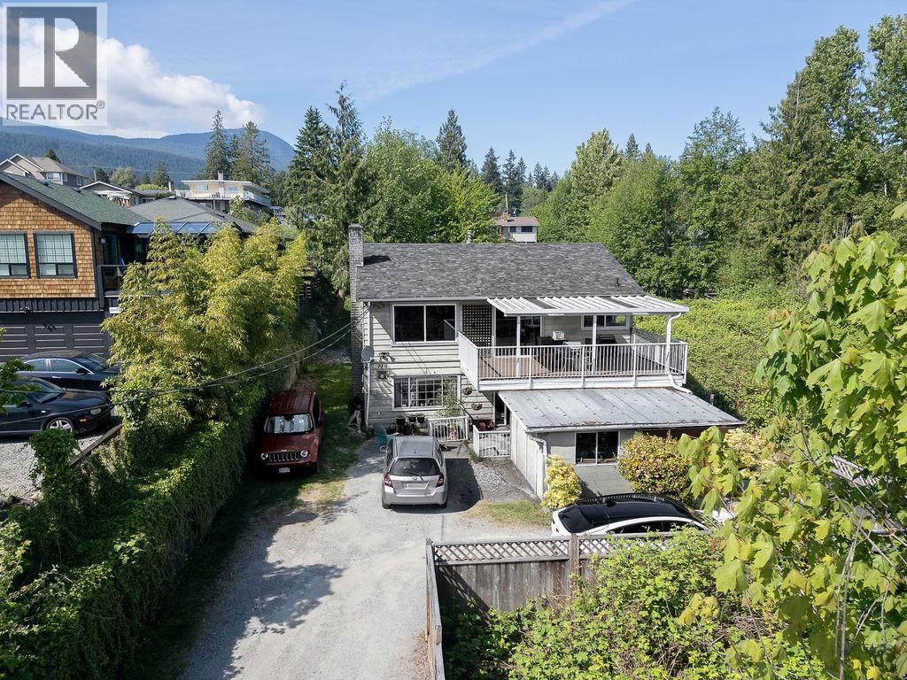 710 Gibsons Way, Gibsons, British Columbia  V0N 1V9 - Photo 6 - R3121623