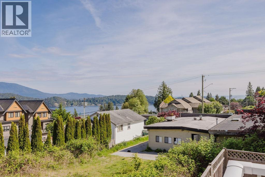 710 Gibsons Way, Gibsons, British Columbia  V0N 1V9 - Photo 3 - R3121623