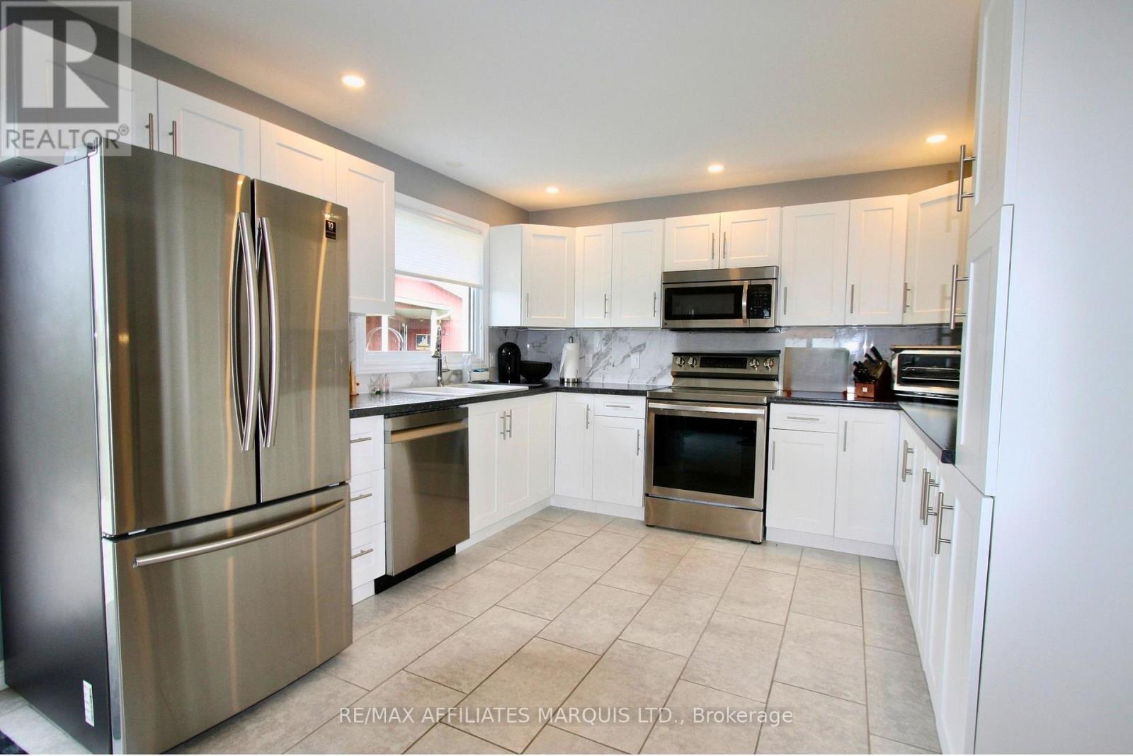 6306 Cameron Court, South Glengarry, Ontario K0C 1E0 - Photo 3 - X13841722