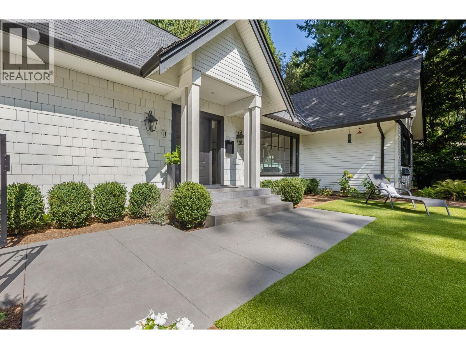 435 Macbeth Crescent, West Vancouver, British Columbia  V7T 1V8 - Photo 2 - R3170844
