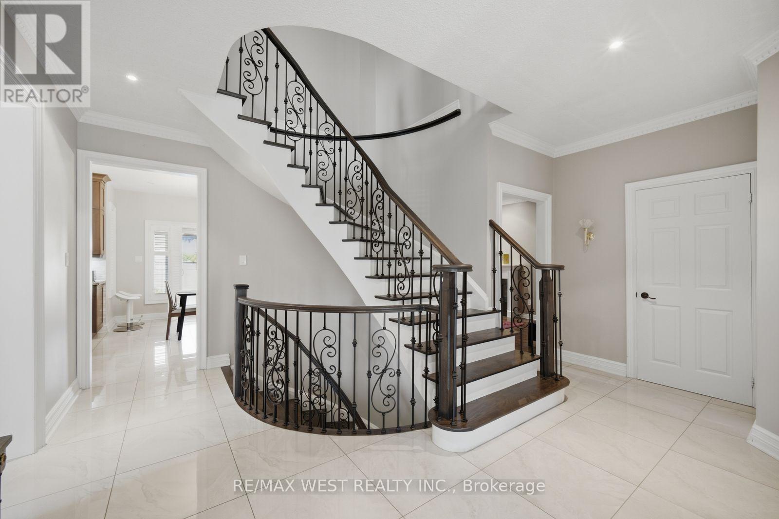 65 Burnhaven Avenue, Vaughan (Maple), Ontario  L6A 2P2 - Photo 5 - N13841756