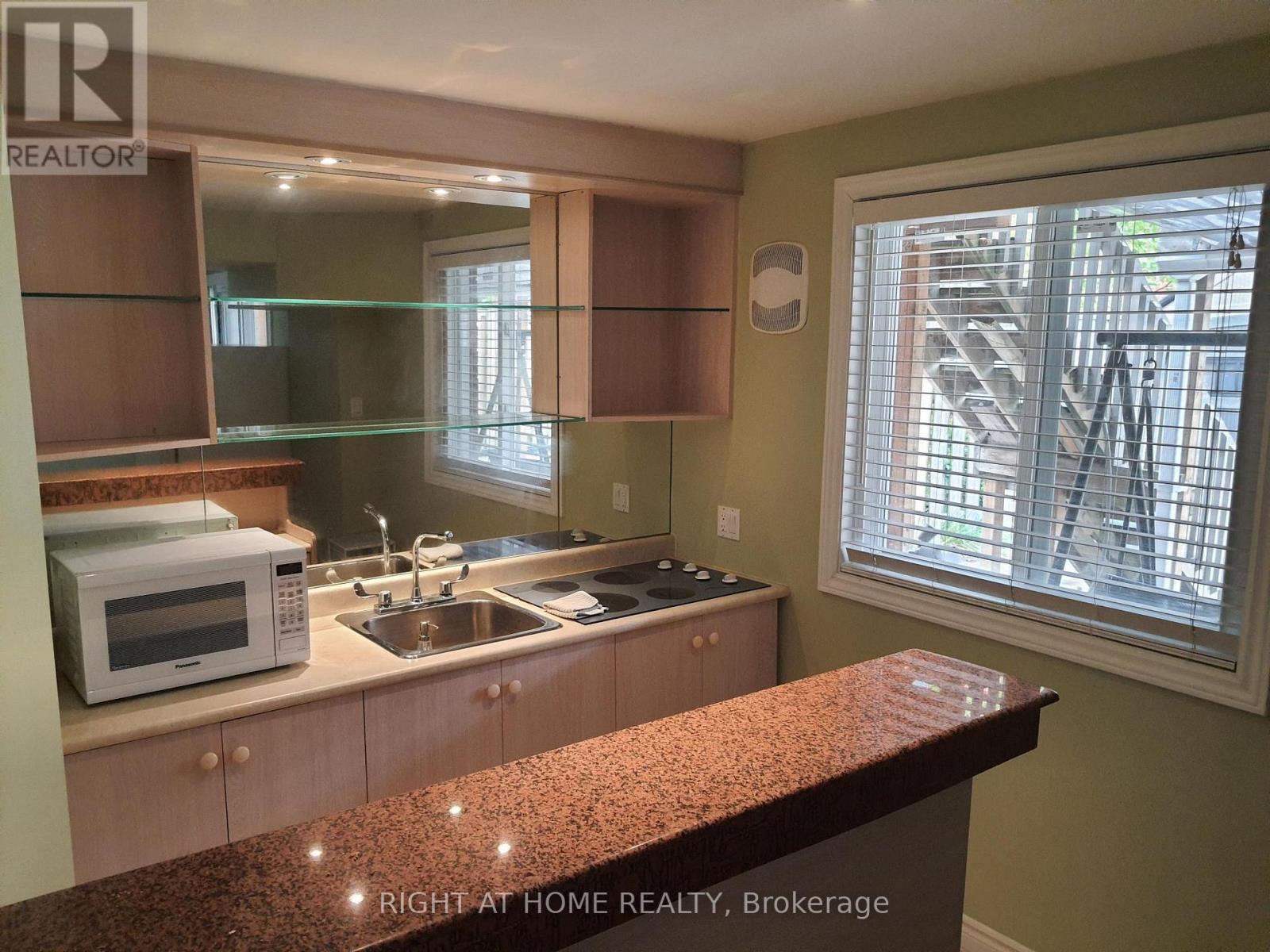5260 Floral Hill-Basement Crescent, Mississauga (East Credit), Ontario  L5V 1V4 - Photo 5 - W13841696