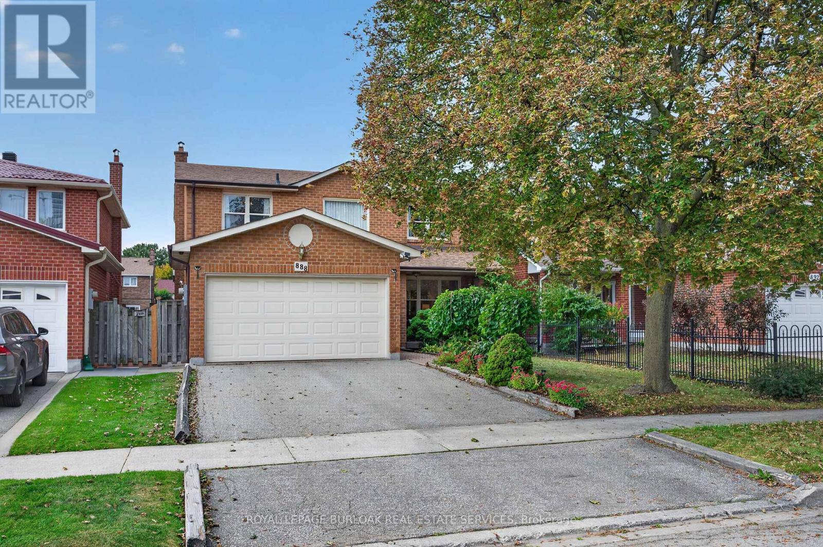 888 Messenger Meadow Drive, Mississauga, Ontario  L5C 3T2 - Photo 2 - W13841786