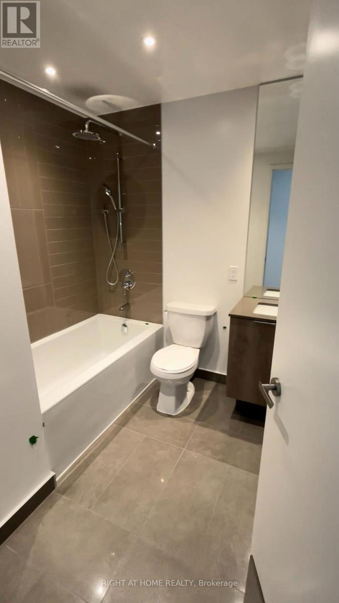 6205 - 448 Burnhamthorpe Rd Road W, Mississauga (City Centre), Ontario  L5B 0R4 - Photo 3 - W13841882