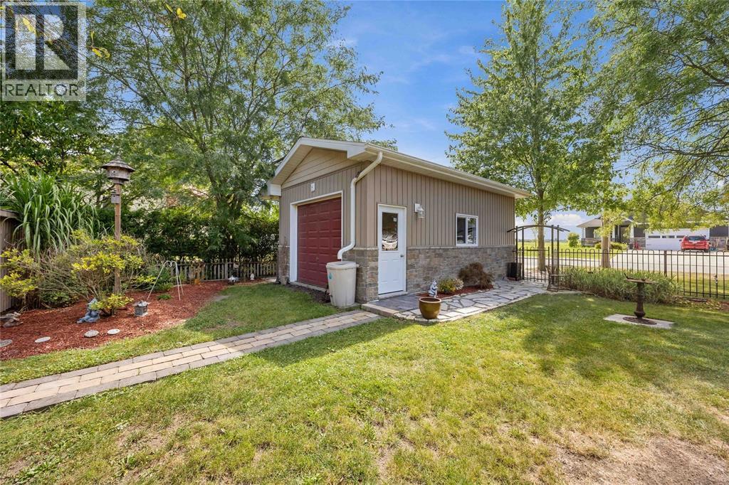 416 Holland Street, Petrolia, Ontario  N0N 1R0 - Photo 30 - 26023839
