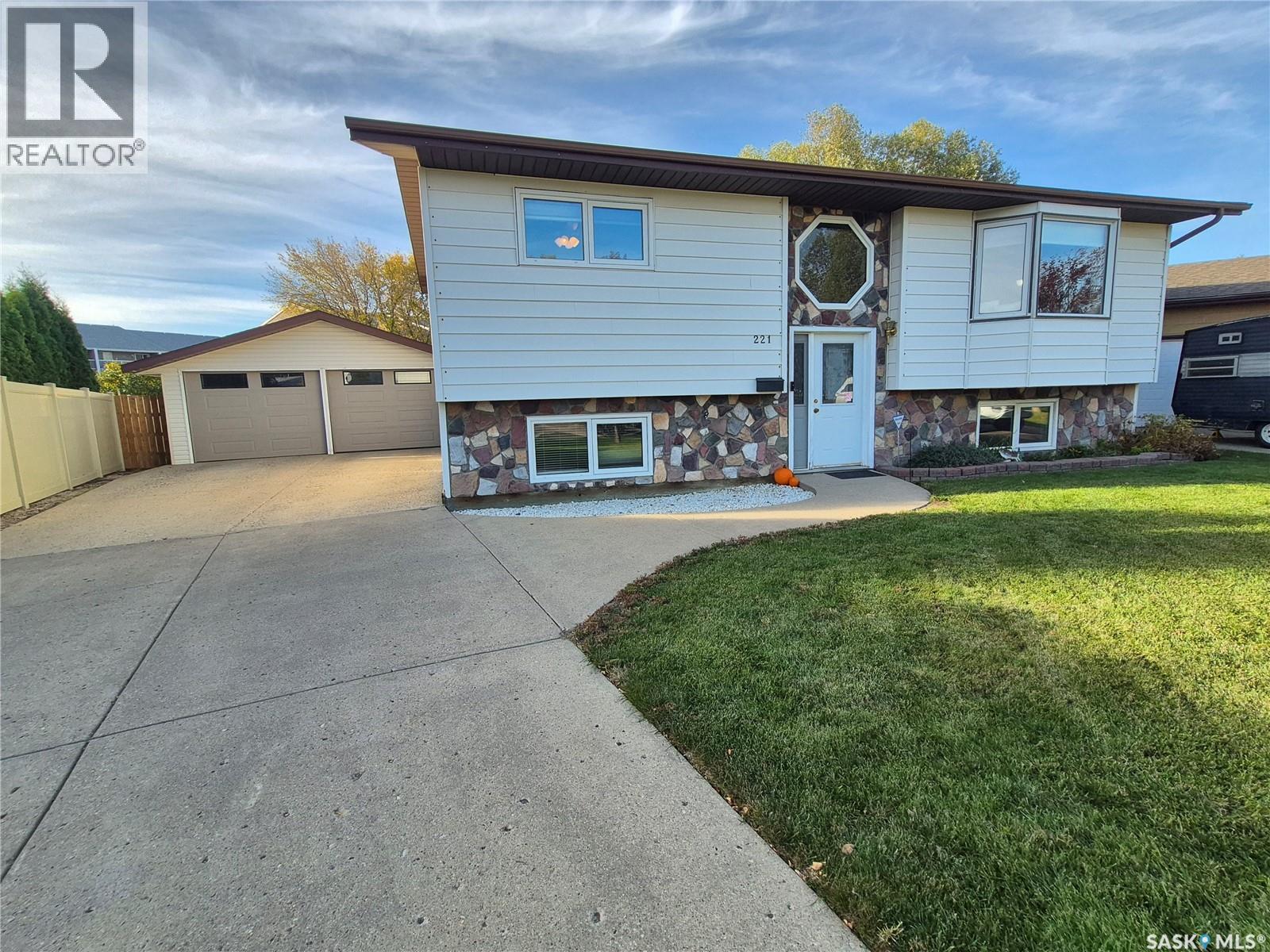 221 Bean CRESCENT, Weyburn, Saskatchewan