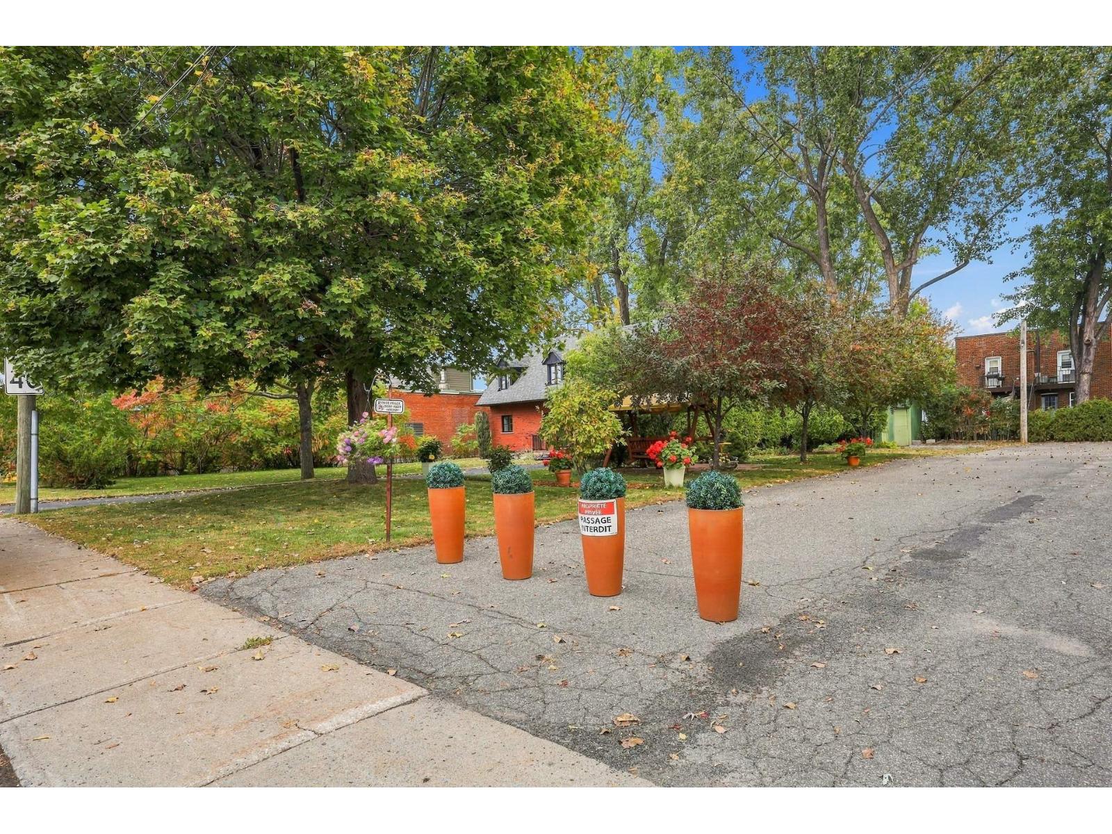 455 Rue St-Henri La Prairie Quebec Canada J5R2S7 2