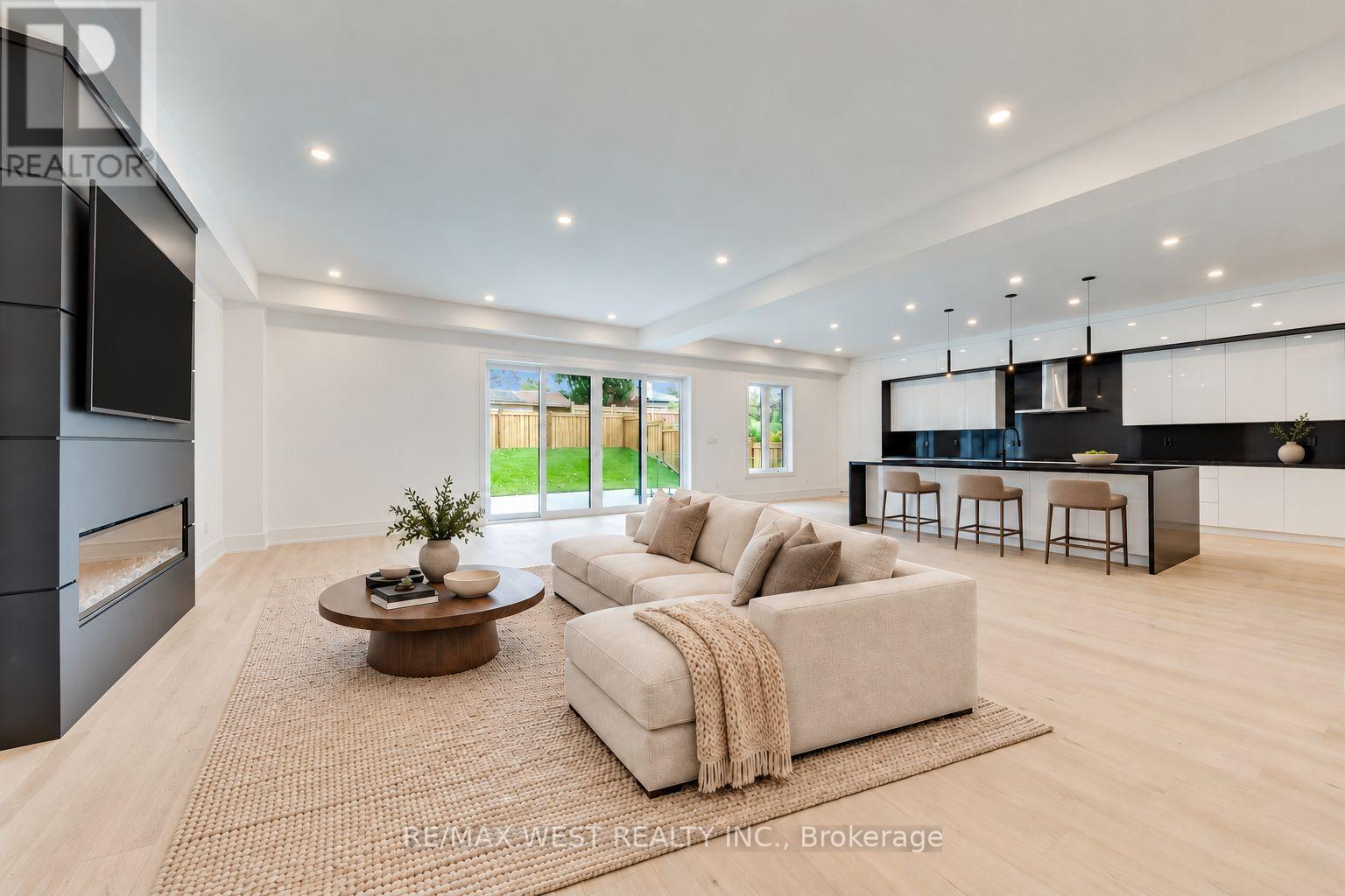 3 Amber Crescent, Toronto, Ontario  M6L 2R5 - Photo 4 - W13842002
