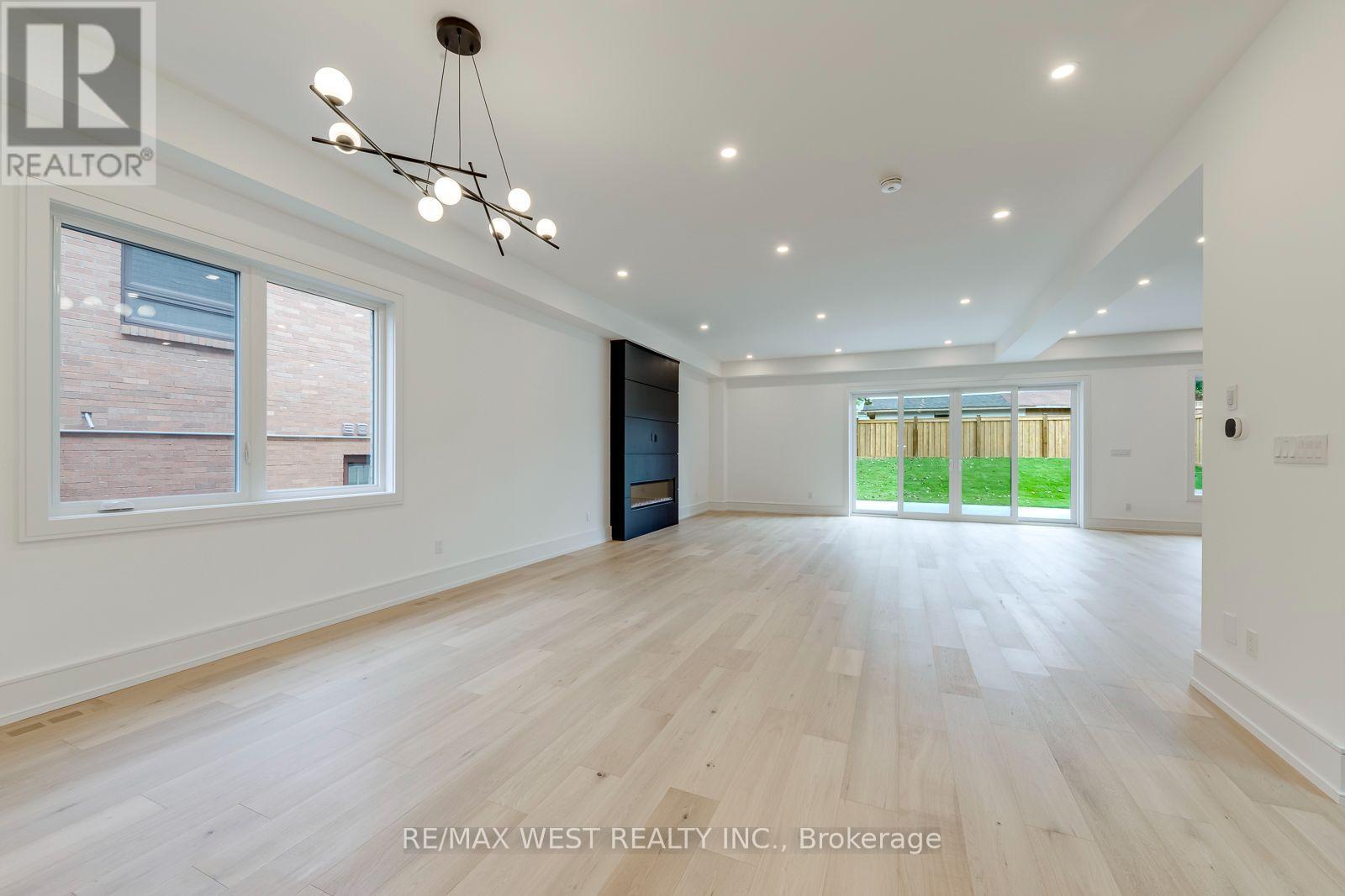 3 Amber Crescent, Toronto, Ontario  M6L 2R5 - Photo 6 - W13842002