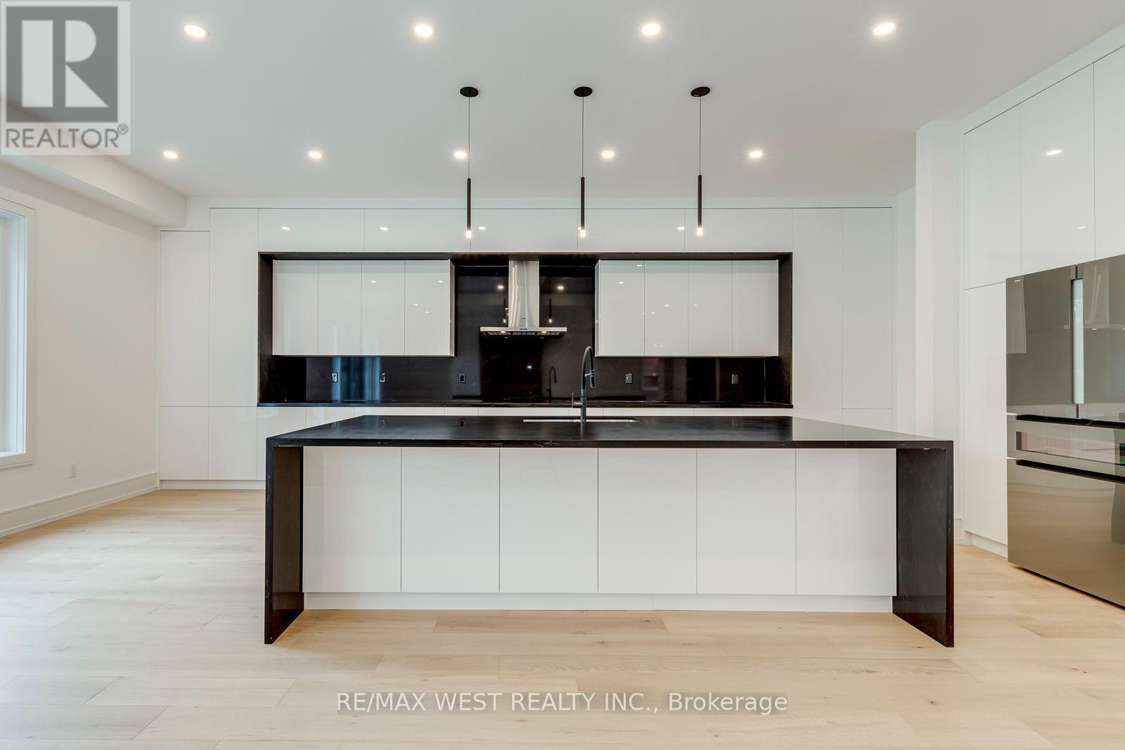 3 Amber Crescent, Toronto, Ontario  M6L 2R5 - Photo 8 - W13842002