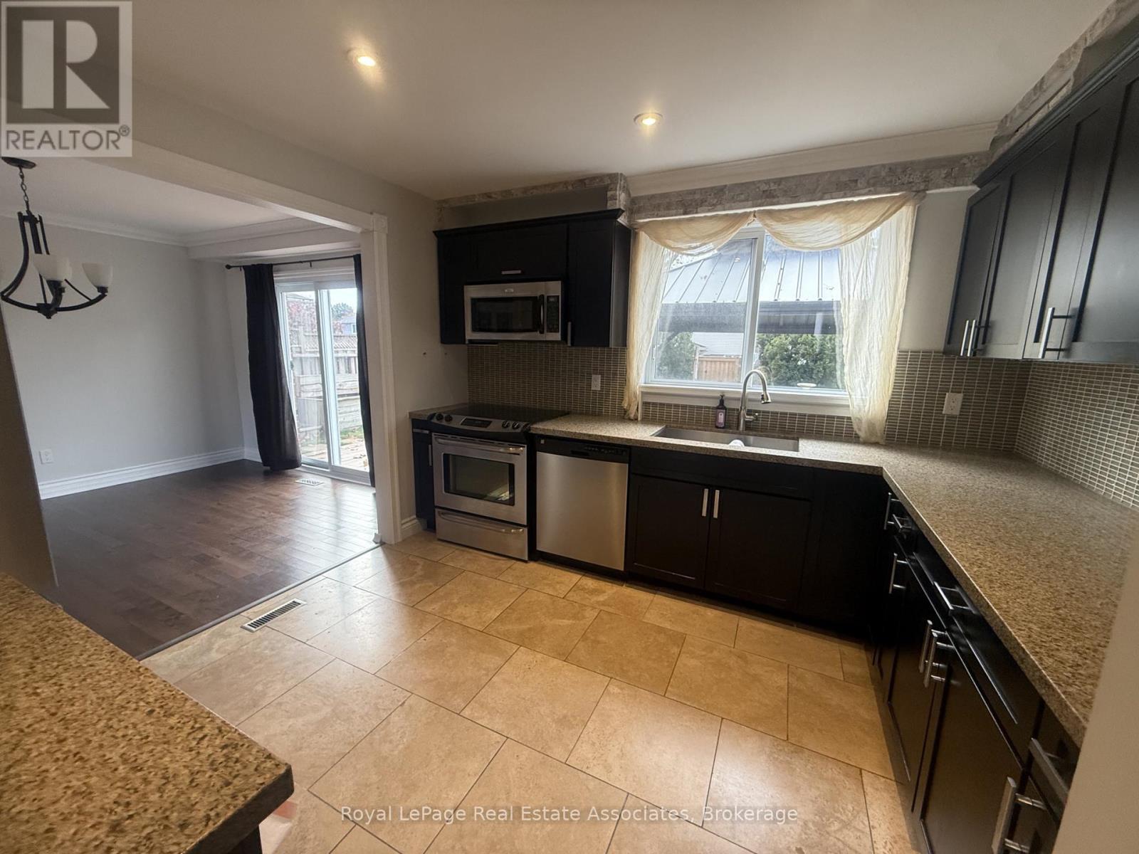18 Fagan Drive, Halton Hills, Ontario  L7G 4P3 - Photo 4 - W13842004