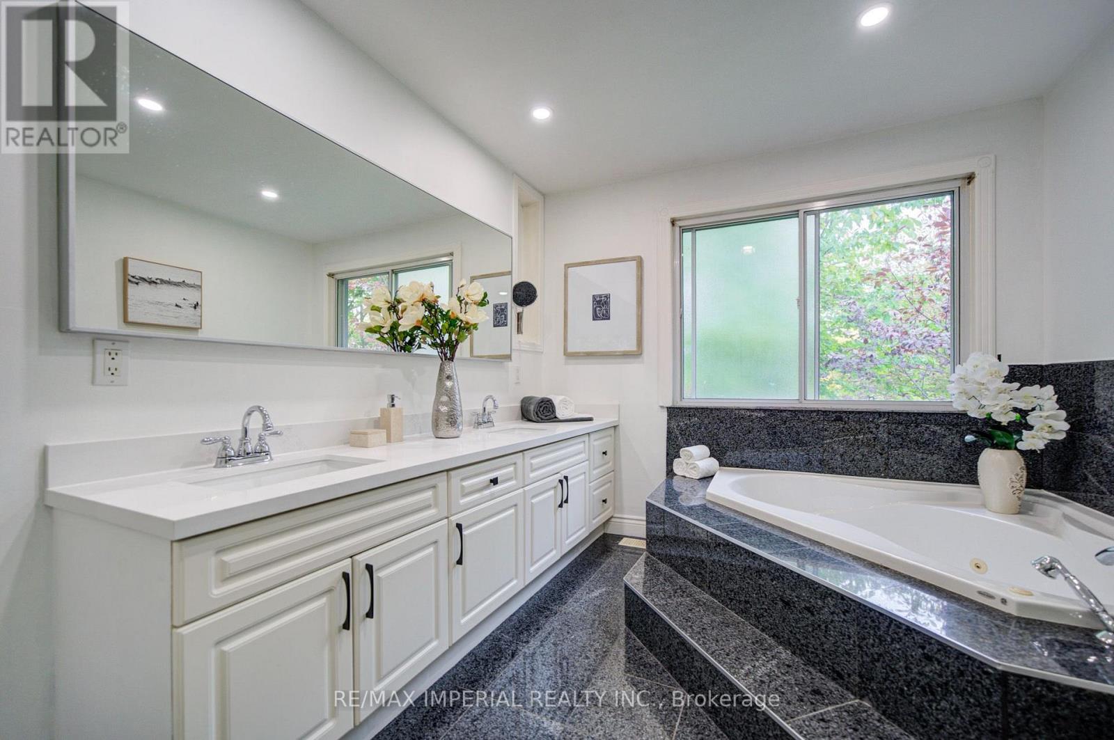 19 Penwick Crescent, Richmond Hill (North Richvale), Ontario  L4C 5B3 - Photo 20 - N13842300
