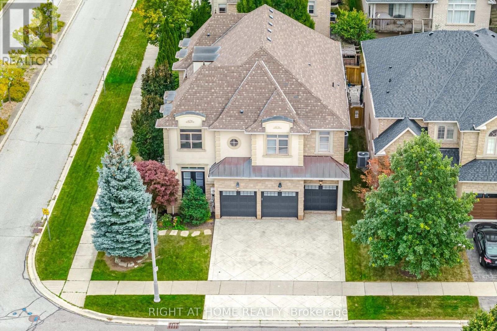 2122 Law Hill Gate, Oakville, Ontario  L6M 0A7 - Photo 2 - W13842218