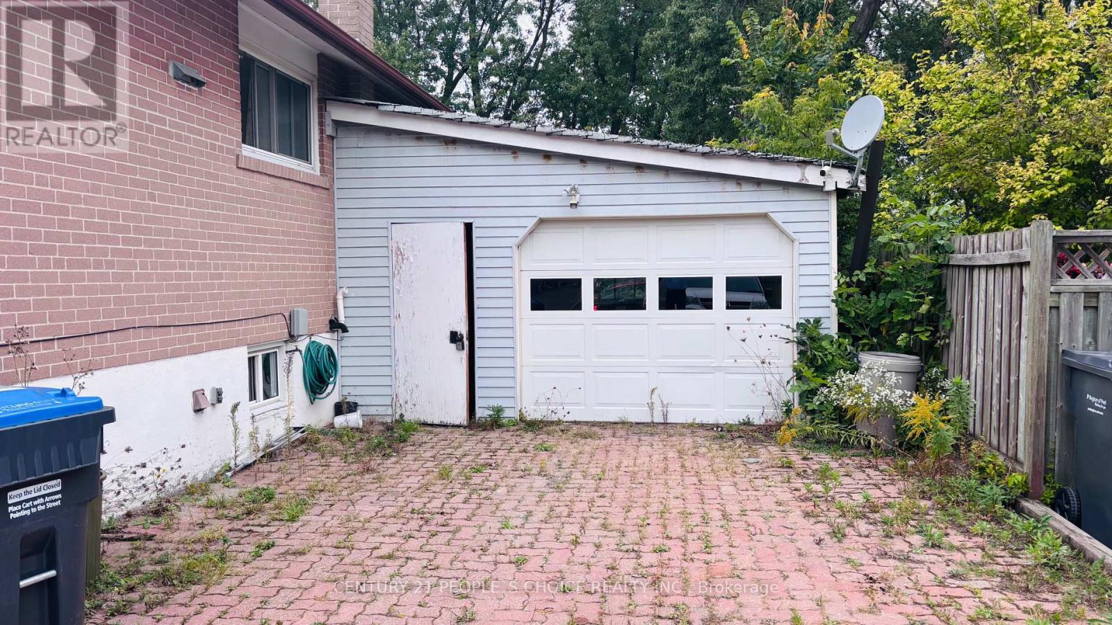 2555 Chalkwell Close, Mississauga, Ontario  L5J 2C1 - Photo 2 - W13842256