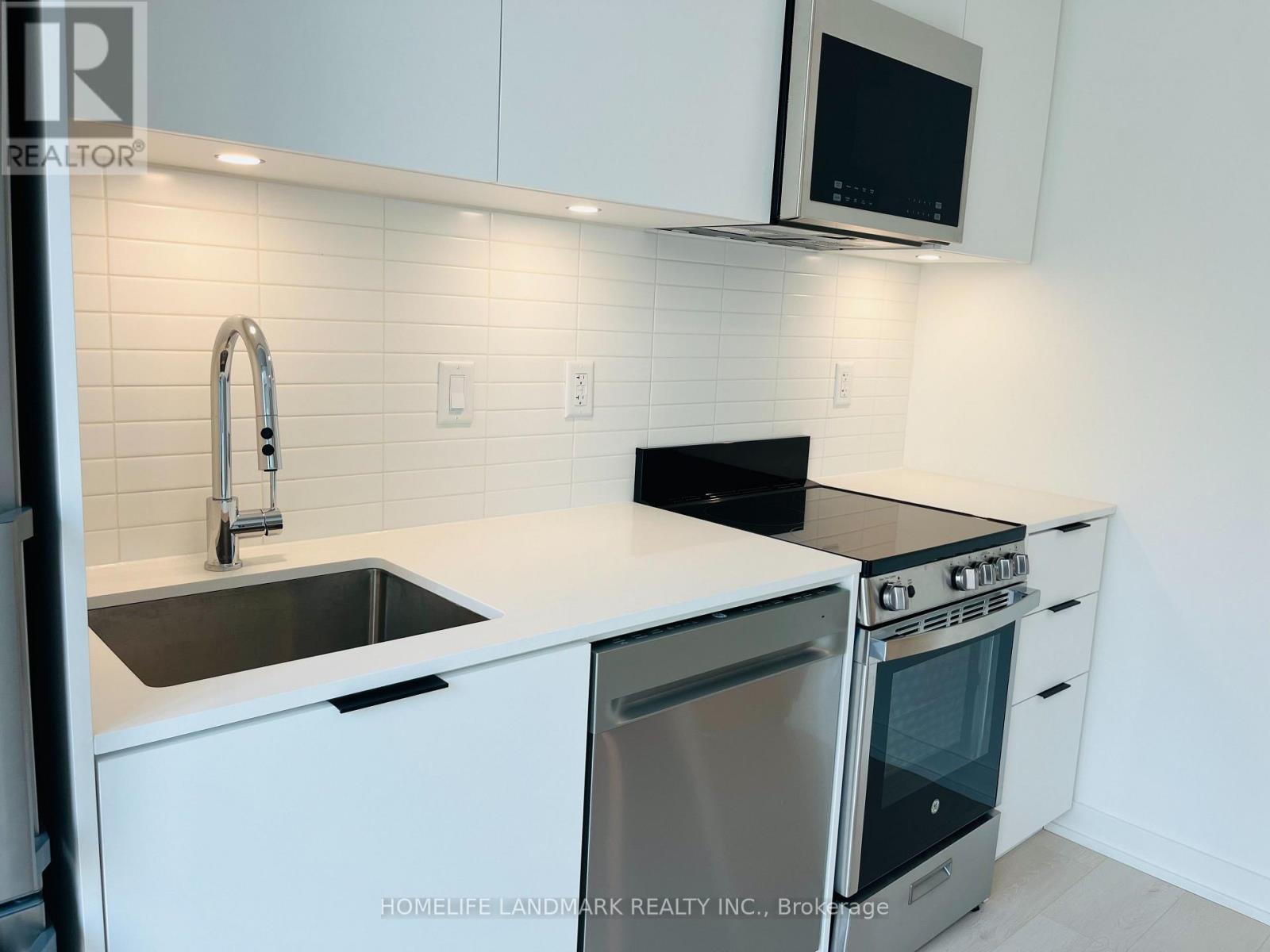 2 Floor - 1 Vine Avenue, Toronto, Ontario  M6P 0C8 - Photo 3 - W13842276