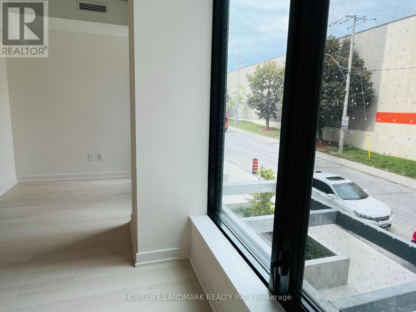 2 Floor - 1 Vine Avenue, Toronto, Ontario  M6P 0C8 - Photo 8 - W13842276