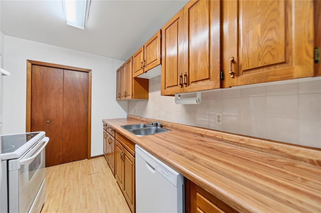 23 Drimes Place, Winnipeg, Manitoba  R2V 4M2 - Photo 4 - 202624390
