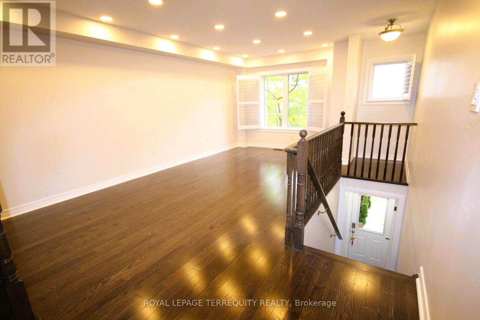 Upper - 19 De Jong Street, Toronto, Ontario  M1P 0C1 - Photo 2 - E13841614