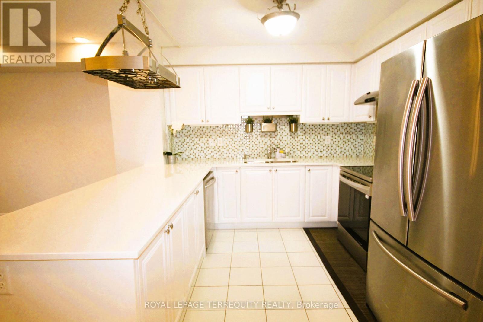 Upper - 19 De Jong Street, Toronto, Ontario  M1P 0C1 - Photo 7 - E13841614