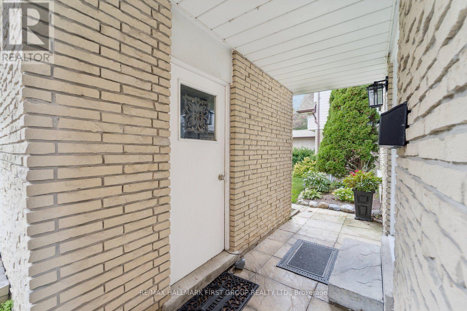 577 Creekview Circle, Pickering (West Shore), Ontario  L1W 2Z9 - Photo 2 - E13842454